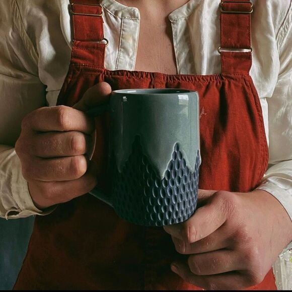 Cieri Fabrication drip mug in sage / black clay body - Picture 10 of 13